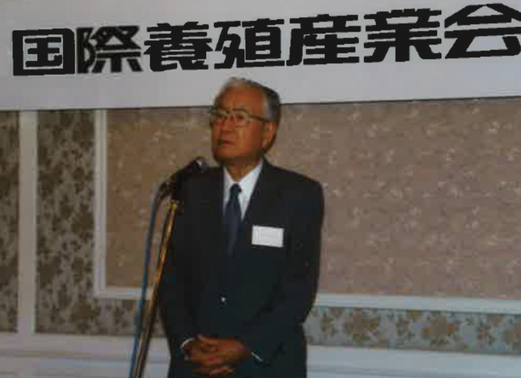 設立式典で挨拶する内村事務次官