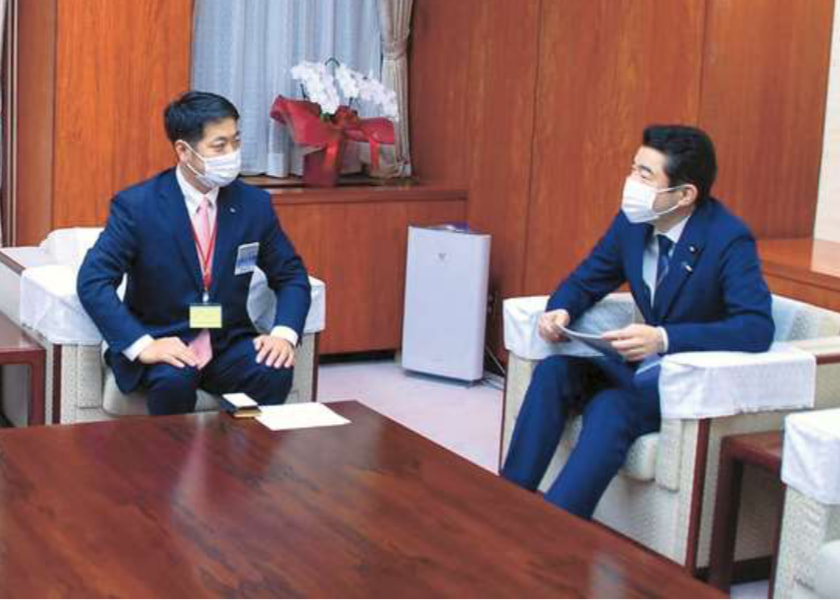 懇談する野上農水省と石川部会長